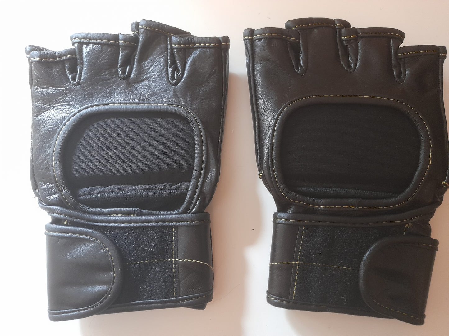 UFC Official MMA Gloves - V5 - Black - Size L - Ouano - (New)