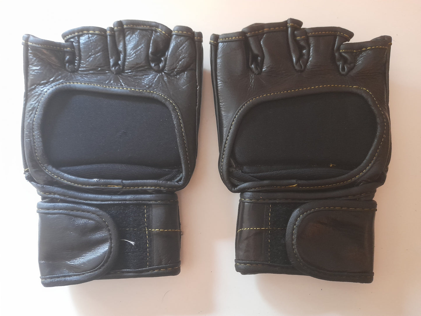 UFC Official MMA Gloves - V4 - Black - Size XL - Ouano - (New)