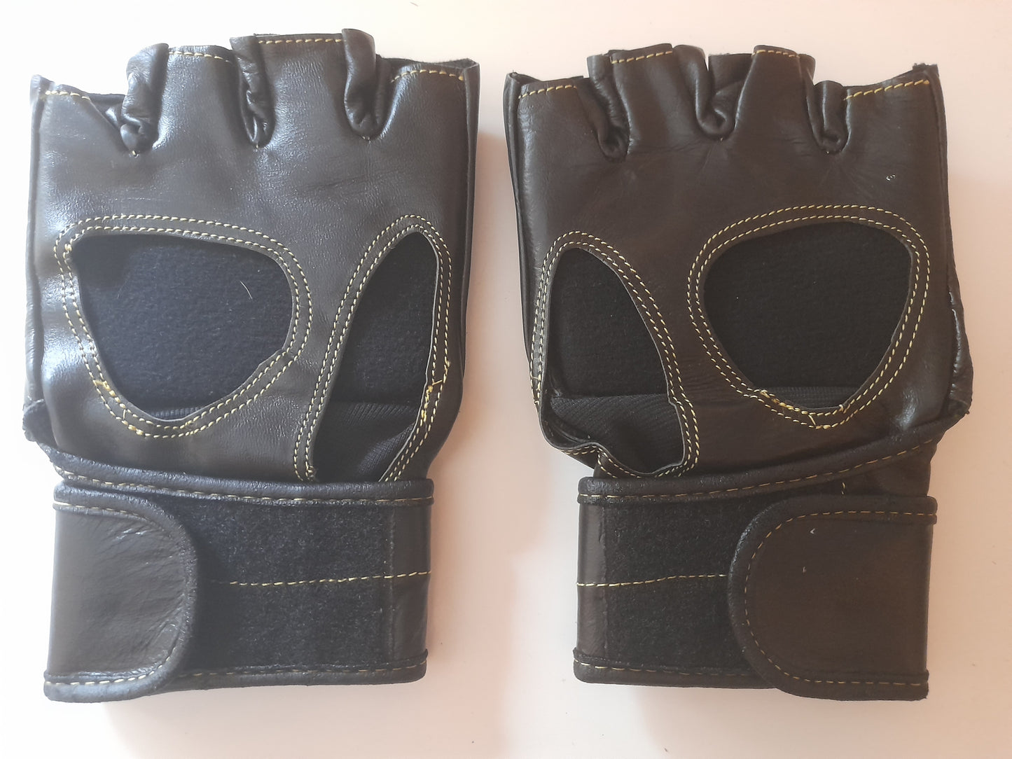 UFC Official MMA Gloves - V1 - Black - Size L - Ouano - (New)