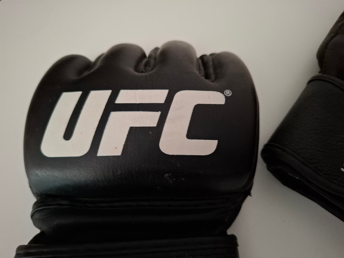 UFC Official MMA Gloves - Black - Size M - Century - (New)